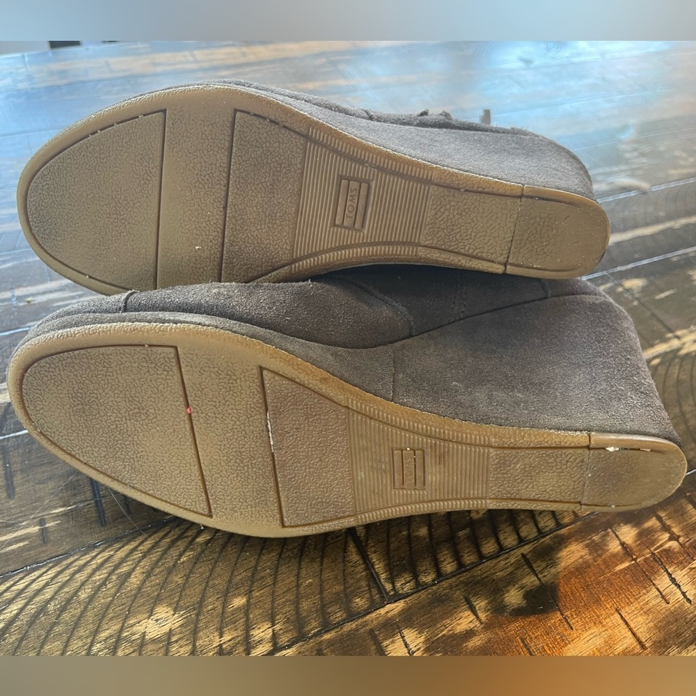 TOMS π Suede Grey Zipper Tassel Wedge Heel Boots - Size 7.5 - Picture 8 of 12